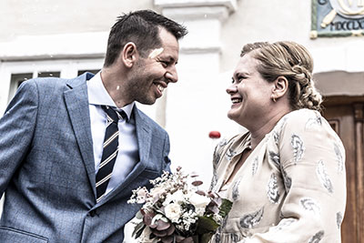 Charlotte Lystager og Rasmus Lund - Fotograf Henrik Espensen Bryllupsfoto af brudeparret Charlotte og Rasmus Lund under riskast foran Randers Rådhus fotograferet af fotograf i Randers Fotograf Henrik Espensen