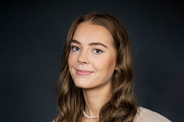 Liv Victoria Wessberg - Fotograf Henrik Espensen Professionelt portrætfoto af Liv Victoria Wessberg i beige trøje på mørkeblå baggrund fotograferet i fotostudie af fotograf i Randers Fotograf Henrik Espensen