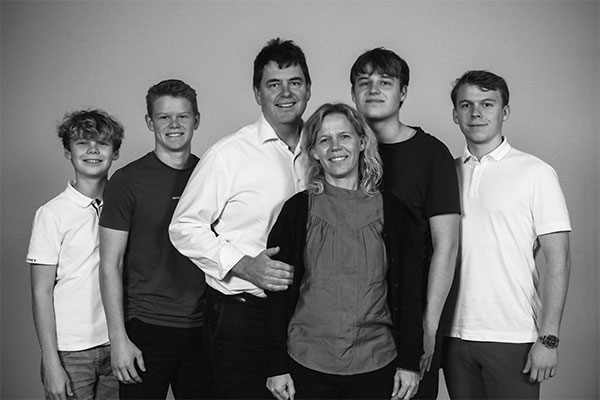 Familien Riis - Fotograf Henrik Espensen Professionelt portrætfoto i sort/hvid af familien Riis fotograferet i fotostudie af fotograf i Randers Fotograf Henrik Espensen