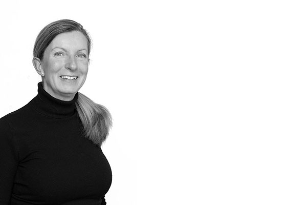 Inge Dahl - Dansk Kvarts Industri - Fotograf Henrik Espensen Professionelt business portrætfoto i sort/hvid af Inge Dahl fra Dansk Kvarts Industri med hestehale og sort rullekravetrøje på en hvid baggrund fotograferet af fotograf i Randers Fotograf Henrik Espensen