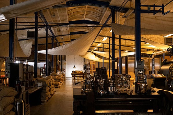 Sporbyen - Fotograf Henrik Espensen Professionelt erhvervsfoto for Sporbyen og Danish Organic Bottles af gammel toghal med dunkel belysning og strategisk oplyste spots fotograferet af professionel fotograf i Randers Fotograf Henrik Espensen