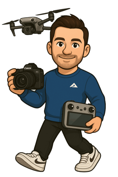 Fotograf Henrik Espensen Tegneseriefigur af professionel fotograf og dronefotograf Henrik Espensen med hvide Nike Air sneakers, sorte Revolution Race bukser, blå sweatshirt, canon R5 kamera, DJV Mavic 3 drone og DJI RC fjernbetjening